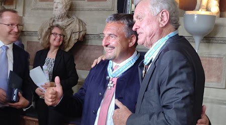 Ex-Rennrodler Georg Hackl (l) und Torwartlegende Sepp Maier stehen zusammen mit ihren frisch verliehenen Bayerischen Verdienstorden. / Foto: Annkathrin Stich/dpa