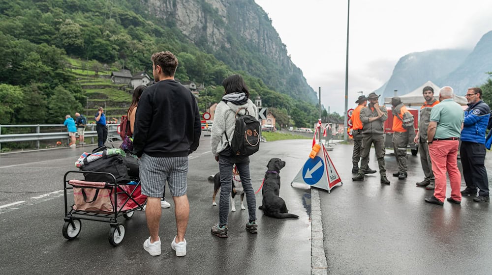 Vor dem Wochenende wurde einige Menschen aus Gefahrenzonen in Sicherheit gebracht.  / Foto: Elia Bianchi/KEYSTONE/TI-PRESS/dpa