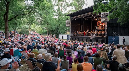 Kein Eintritt, viel Musik: Das Open Air bei den Bayreuther Festspielen. (Archivbild) / Foto: Daniel Vogl/dpa