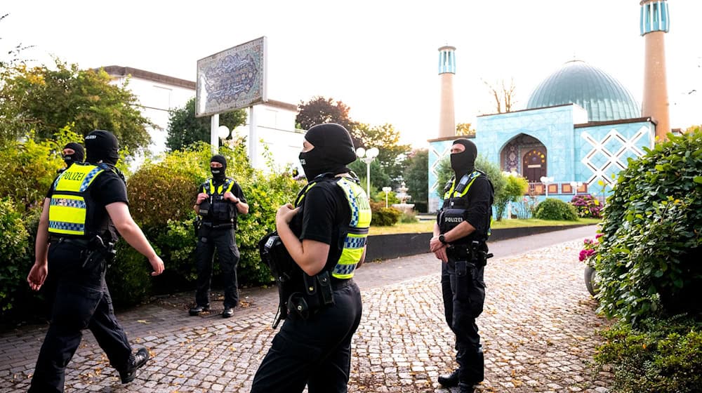 Am frühen Morgen durchsuchen dutzende Polizisten die Blaue Moschee in Hamburg / Foto: Daniel Bockwoldt/dpa