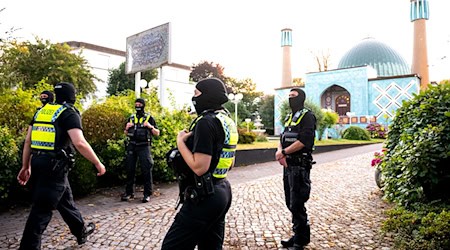 Am frühen Morgen durchsuchen dutzende Polizisten die Blaue Moschee in Hamburg / Foto: Daniel Bockwoldt/dpa