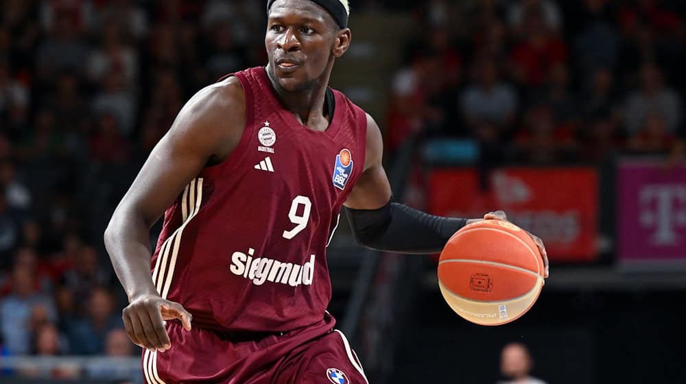 Basketball-Weltmeister Isaac Bonga verlässt den FC Bayern München und schließt sich einem Verein im Ausland an. / Foto: Sven Hoppe/dpa