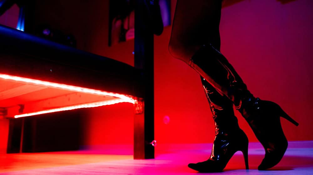 Die Zahl der Prostituierten ist gestiegen, nicht nur bundesweit, sondern auch in Bayern. Das zeigt eine neue Statistik zu angemeldeten Sexarbeitenden. (Symbolbild) / Foto: Hauke-Christian Dittrich/dpa