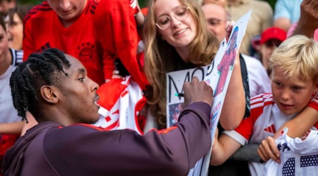 Die Autogramme der Bayern-Stars waren gefragt. / Foto: David Inderlied/dpa