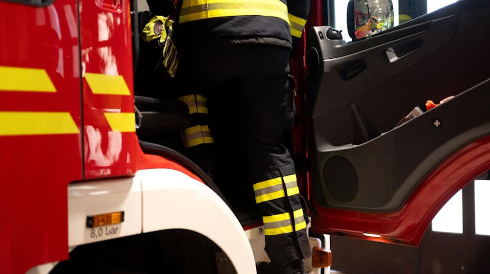 Rund 50 Feuerwehrkräfte waren laut Polizei im Einsatz. (Archivbild) / Foto: Niklas Treppner/dpa