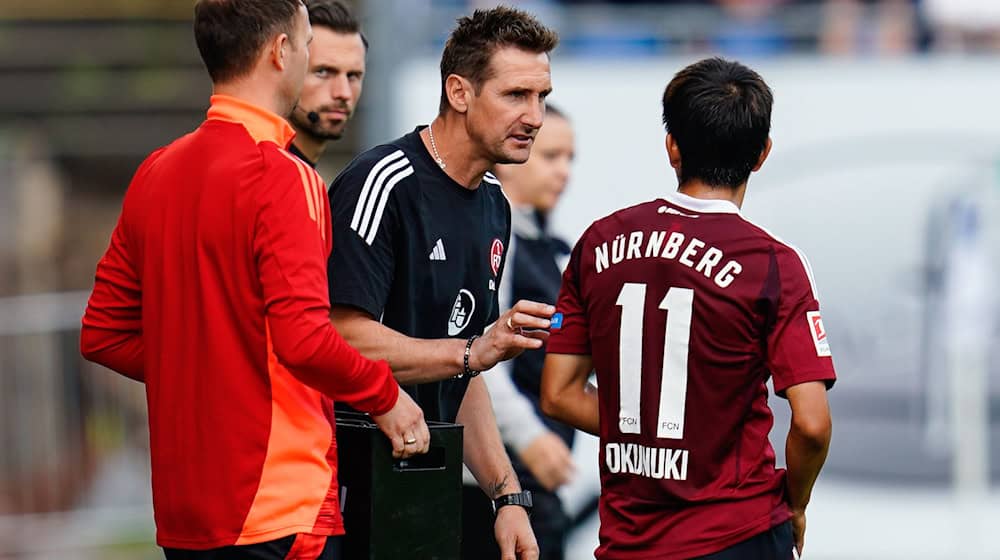 Miroslav Klose (M) will mit dem 1. FC Nürnberg den zweiten Heimsieg. / Foto: Uwe Anspach/dpa