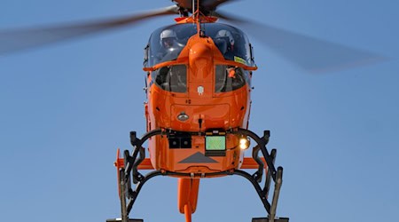 Ein Rettungshubschrauber fliegt die 13-Jährige zur Behandlung in eine Klinik. (Symbolbild) / Foto: Boris Roessler/dpa