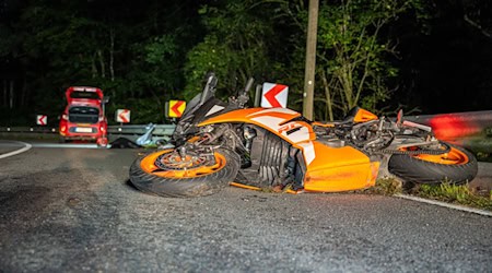 Die Motorradfahrt am frühen Sonntagabend geht für einen 16-Jährigen tödlich aus. / Foto: Haubner/vifogra/dpa