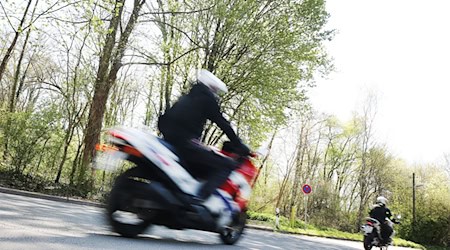 Ein 17-jähriger Motorradfahrer ist im Landkreis Dachau gestürzt und dabei lebensgefährlich verletzt worden. Er kam in ein Krankenhaus.(Symbolbild) / Foto: Roland Weihrauch/dpa