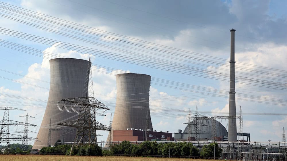 Die weithin sichtbaren Kühltürme des stillgelegten Atomkraftwerkes Grafenrheinfeld werden demnächst gesprengt. / Foto: Karl-Josef Hildenbrand/dpa