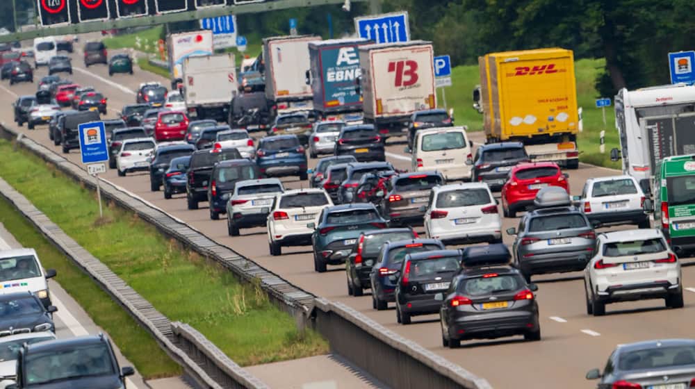 Vor allem auf der Autobahn 8 wird es am Wochenende zäh. Der ADAD erwartet dort besonders viel Verkehr. / Foto: Peter Kneffel/dpa