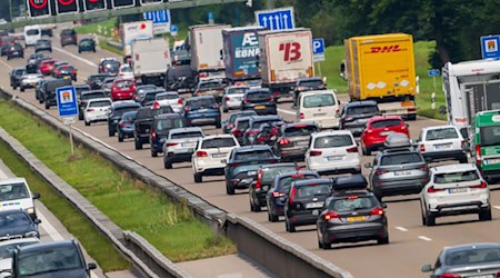 Vor allem auf der Autobahn 8 wird es am Wochenende zäh. Der ADAD erwartet dort besonders viel Verkehr. / Foto: Peter Kneffel/dpa