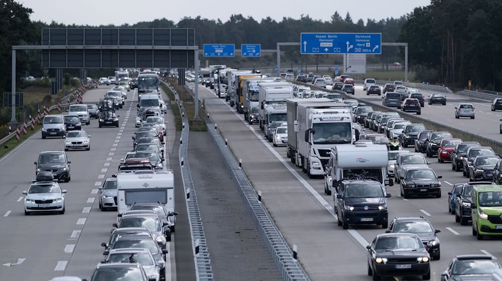 Vor allem Urlaubsrückkehrer müssen mit Stau rechnen. In mehreren Bundesländern enden bald die Sommerferien. (Archivbild) / Foto: Peter Steffen/dpa