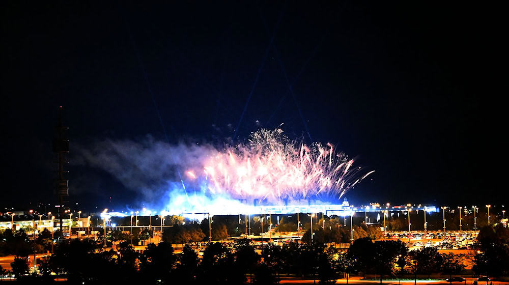 Adele lässt es krachen: Ein Feuerwerk am Ende des Konzerts. (Archivbild) / Foto: Felix Hörhager/dpa