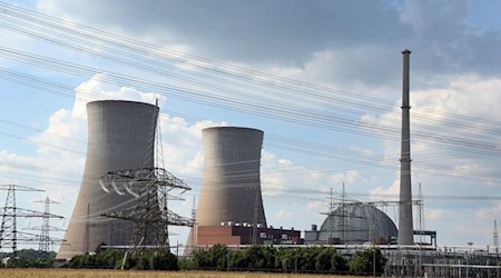 Die weithin sichtbaren Kühltürme des stillgelegten Atomkraftwerkes Grafenrheinfeld werden demnächst gesprengt. / Foto: Karl-Josef Hildenbrand/dpa