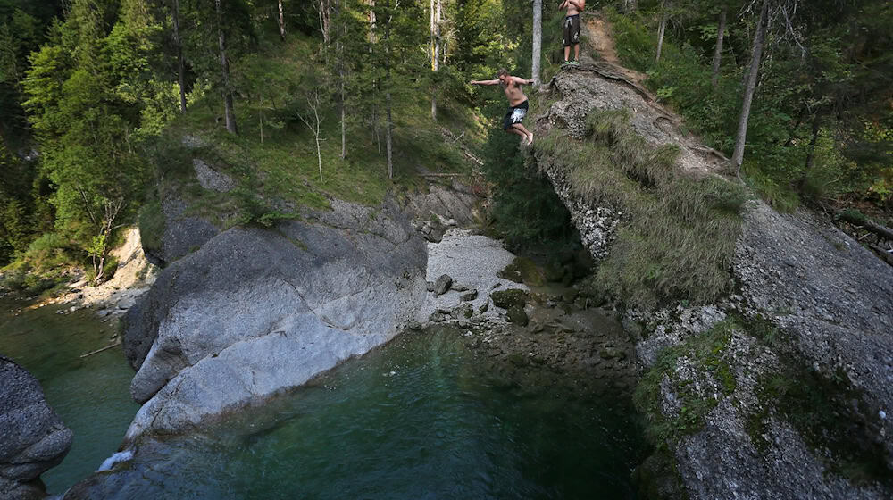 Die «Gumpenjucker» kennen die Gefahren am Wasserfall. Archivbild / Foto: Karl-Josef Hildenbrand/dpa