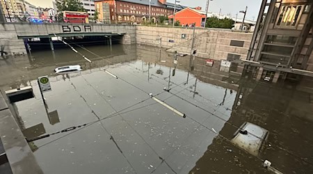 Erneut sind bei einem heftigen Unwetter Autofahrer in Nürnberg in überfluteten Unterführungen steckengeblieben. (Symbolbild) / Foto: NEWS5/dpa