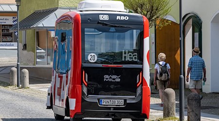 In Bad Birnbach ist der autonom und elektrisch fahrende Minibus inzwischen etabliert. In Roding soll künftig ein Kleinbus im öffentlichen Nahverkehr unterwegs sein.  / Foto: Armin Weigel/dpa