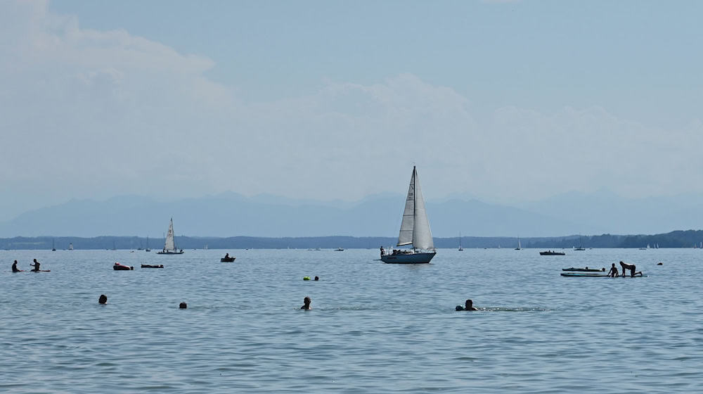 Der Renter treibt regungslos im Wasser. Dann wird er von einem Mann gerettet. (Symbolbild) / Foto: Katrin Requadt/dpa