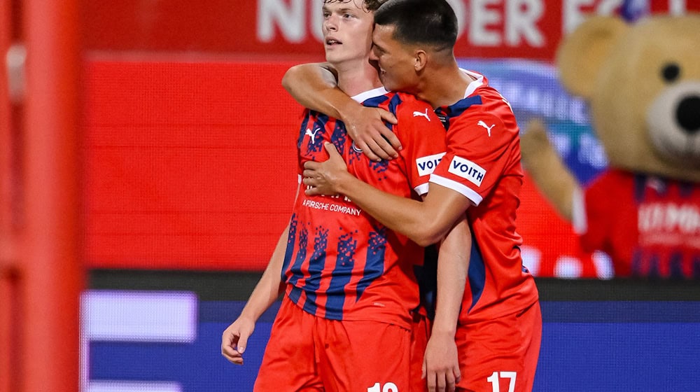 Heidenheims Paul Wanner (l.) jubelt mit Mathias Honsak (r.) über das Tor zum zwischenzeitlichen 2:2 gegen Häcken. / Foto: Harry Langer/dpa