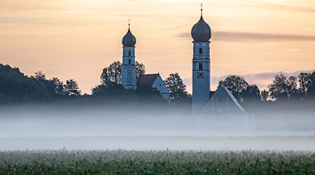 Die bayerische Staatsregierung hält eine Beendigung der staatlichen Zahlungen an die beiden großen Kirchengemeinschaften für falsch (Archivbild). / Foto: Armin Weigel/dpa