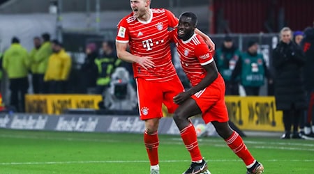 Matthijs de Ligt und Dayot Upamecano sind zurück im Training. / Foto: Christoph Schmidt/dpa