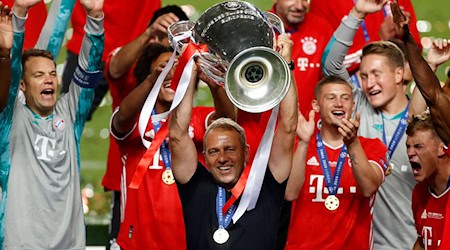 Trainer Hansi Flick mit dem Königsklassen-Pokal nach dem Triumph mit dem FC Bayern 2020. / Foto: Matthew Childs/Pool Reuters/AP/dpa