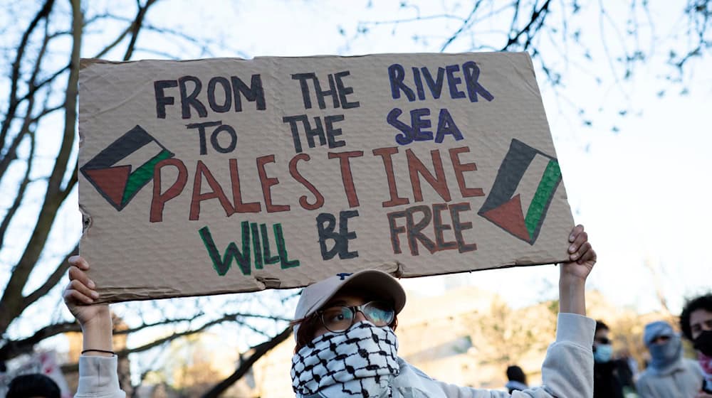 Der umstrittene Slogan «From the river to the Sea» darf am Samstag nicht auf einer Demonstration in München skandiert oder auf eine andere Art verbreitet werden. (Archivbild) / Foto: Christopher Katsarov/The Canadian Press via AP/dpa