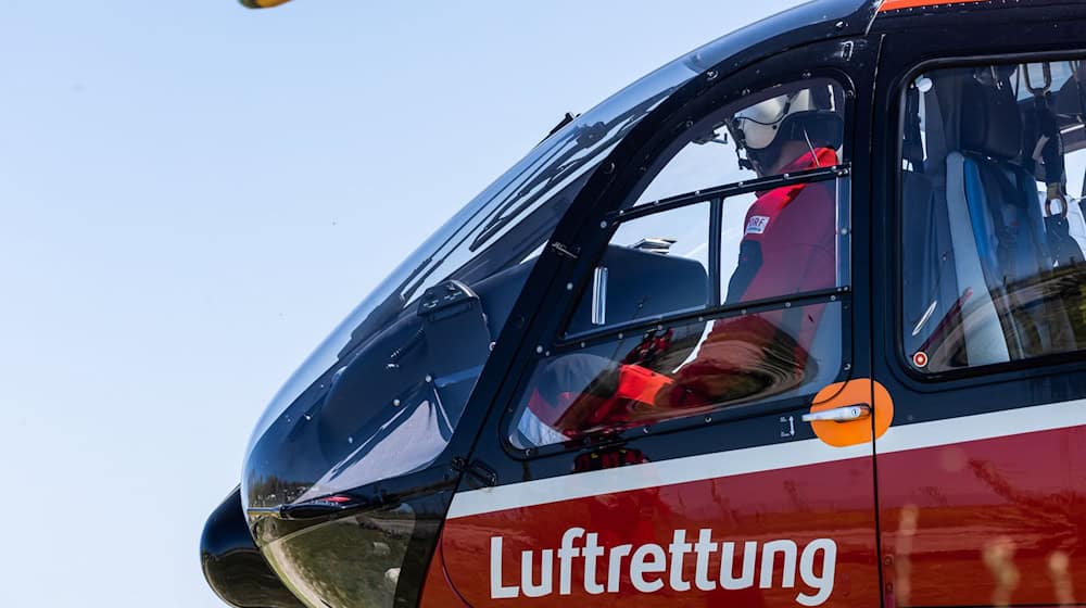 Die Bergwacht rettete mit Hilfe eines Rettungshubschraubers zwei blockierte Wanderer. (Symbolbild) / Foto: Philipp von Ditfurth/dpa