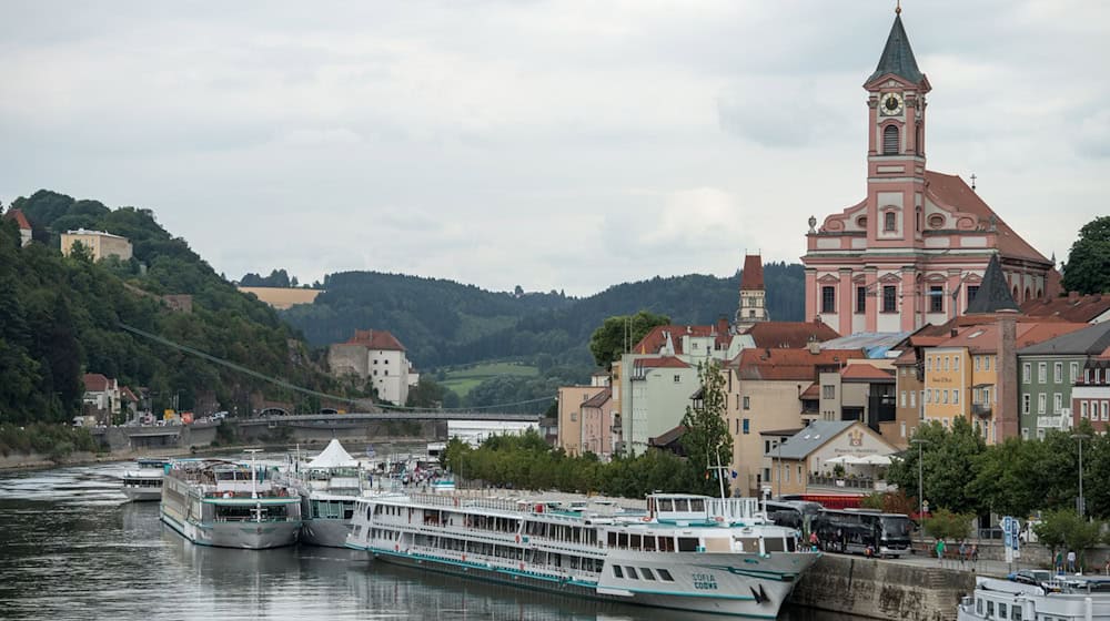 An der Donau läuft ein Boot auf Grund. (Symbolbild) / Foto: Armin Weigel/dpa