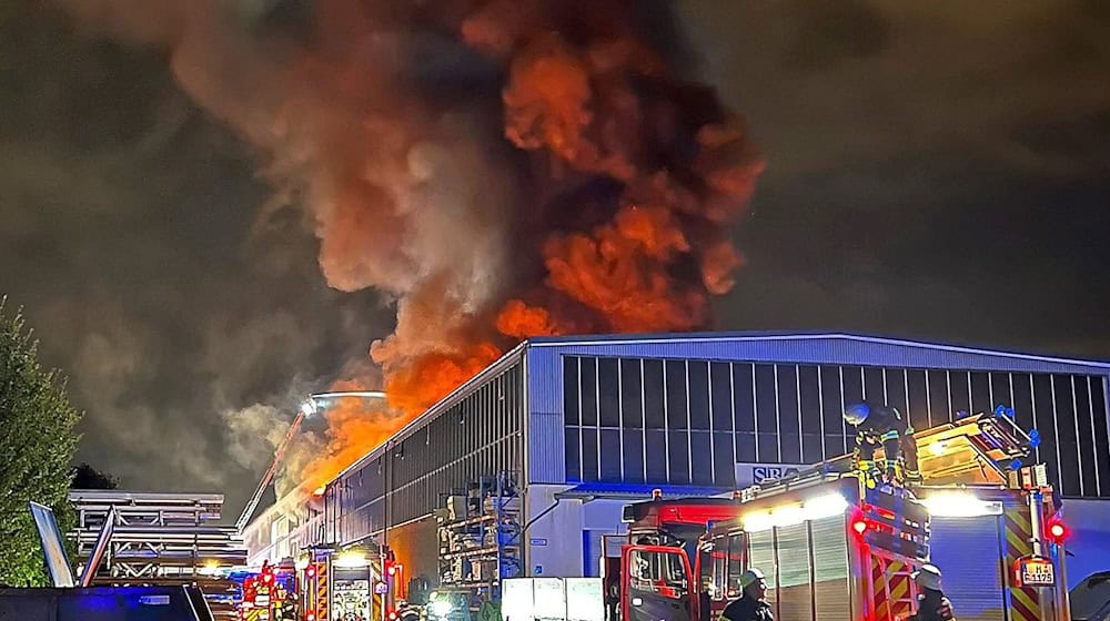 Flammen schlagen aus einer Produktionshalle im Stadtteil Feldmoching. / Foto: Petryszak/Berufsfeuerwehr München/dpa