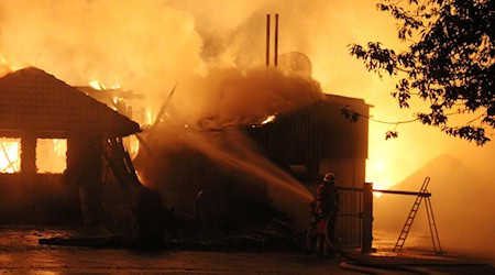 Der Brand eines Passauer Gasthauses griff auf ein Wohnhaus über und beschäftigte hunderte Einsatzkräfte. / Foto: Markus Zechbauer/zema-medien.de/dpa