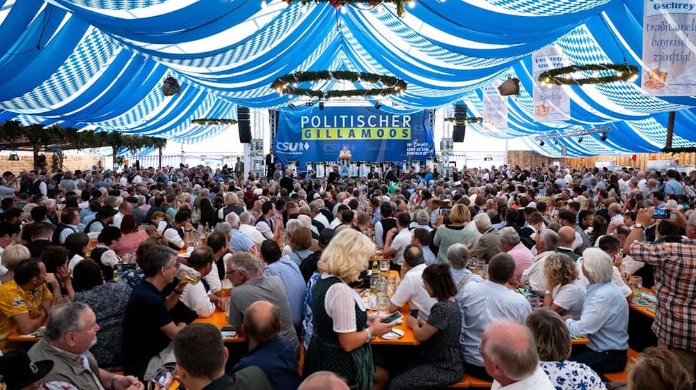 Die Parteien machen sich bereit für einen geohnt deftigen Schlagabtausch beim politischen Frühschoppen auf dem Gillamoos-Volksfest. (Archivbild) / Foto: Sven Hoppe/dpa