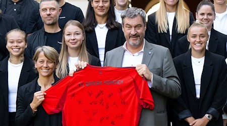 Markus Söder hat die Fußballerinnen des FC Bayern empfangen / Foto: Sven Hoppe/dpa