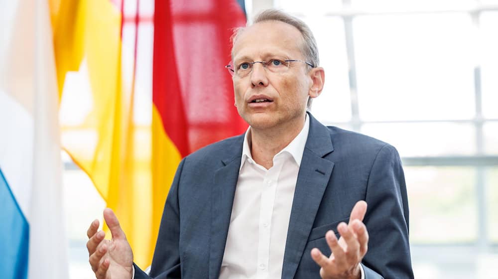 Der bayerische DGB-Vorsitzende Bernhard Stiedl fordert höhere Investitionen unter anderem in Infrastruktur und Wohnungsbau. (Archivbild) / Foto: Matthias Balk/dpa