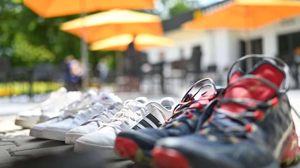 Vor einem Mehrfamilienhaus in Oberbayern haben Diebe zwölf Paar Sportschuhe geklaut, die dort vor einer Wohnung abgestellt waren. (Symbolbild) / Foto: Lars Penning/dpa