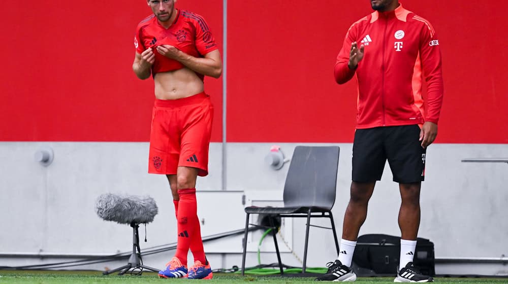 Startelfeinsatz im Testspiel: Aber Leon Goretzka (l.) hat einen schweren Stand beim neuen Bayern-Trainer Vincent Kompany. / Foto: Sven Hoppe/dpa