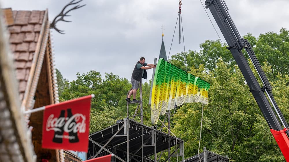 In Straubing laufen die letzten Vorbereitungen für das Gäubodenvolksfest.  / Foto: Armin Weigel/dpa