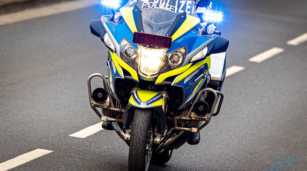 Mit mehr als vier Promille wird ein Autofahrer auf der A93 angehalten. (Symbolbild) / Foto: Moritz Frankenberg/dpa