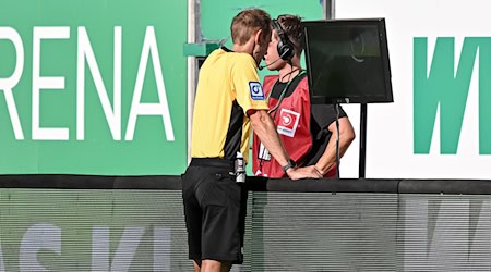 Handelfmeter oder nicht? Sascha Stegemann schaut sich die umstrittene Szene an.  / Foto: Harry Langer/dpa