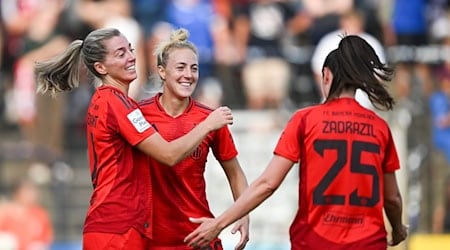 Matchwinnerin Sembrandt (l) führte den FC Bayern mit zwei Toren zum Auftaktsieg. / Foto: Sebastian Christoph Gollnow/dpa