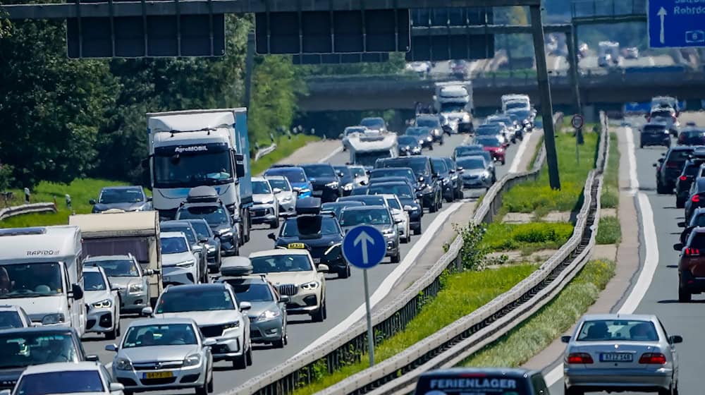 Fahrzeuge stauen sich auf der Autobahn A8 bei Rosenheim in Fahrtrichtung München. (Archivbild) / Foto: Uwe Lein/dpa