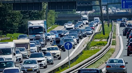 Fahrzeuge stauen sich auf der Autobahn A8 bei Rosenheim in Fahrtrichtung München. (Archivbild) / Foto: Uwe Lein/dpa