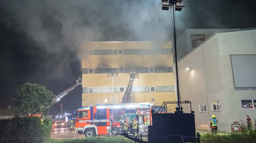 Infolge des Brands in einem Kartonagelager des Werks entstand laut Polizei ein geschätzter Schaden im unteren Millionenbereich. / Foto: Haubner/Vifogra/dpa