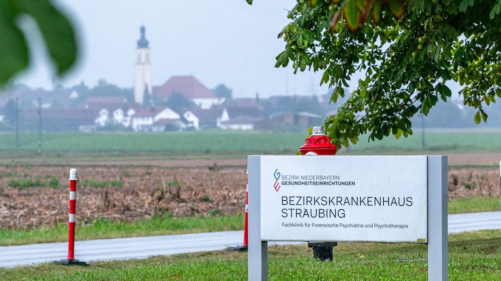 Vier Männer sind aus der geschlossenen Klinik in Straubing entflohen. Laut Polizei laufen umfangreiche Fahndungsmaßnahmen. / Foto: Armin Weigel/dpa