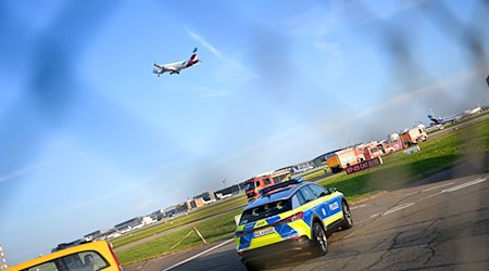 Aktivisten der Letzten Generation hatten sich am Flughafen Stuttgart als Protestaktion auf einer Zufahrt zu einer Start- und Landebahn festgeklebt. / Foto: Marius Bulling/dpa