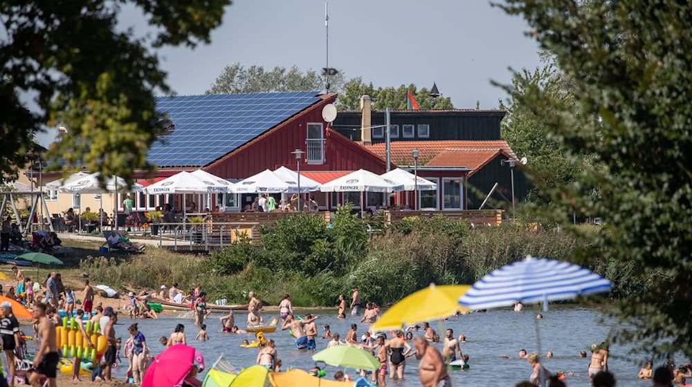 Auch heuer kommen wieder viele Menschen ins Fränkische Seenland, wie hier an den Altmühlsee. Der Besucherzuwachs fällt bislang aber geringer aus als im Vorjahr. (Archivbild) / Foto: Daniel Karmann/dpa