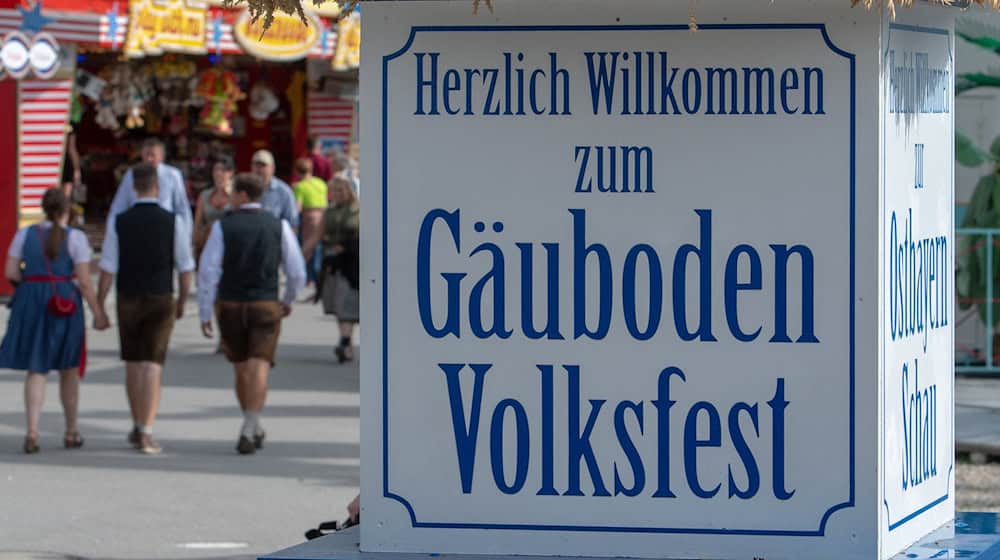 Aus Sicht der Freien Wähler müssen Schausteller und Organisationen von Volksfesten in Bayern bei Vorschriften und Auflagen massiv entlastet werden. (Archivbild) / Foto: Armin Weigel/dpa