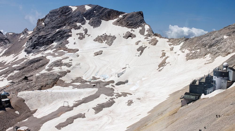 Sonne setzt dem Nördlichen Schneferner zu. / Foto: Matthias Balk/dpa