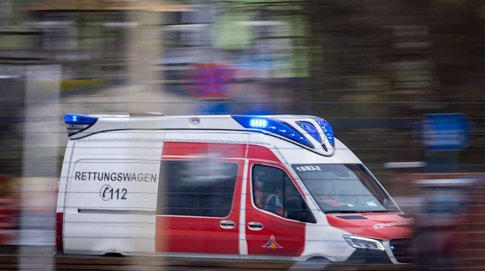 Ein Rettungswagen fährt zu einem Einsatzort. In Coburg sind fünf Insassen eines Linienbusses bei einem Unfall verletzt worden. (Symbolbild) / Foto: Jens Büttner/dpa